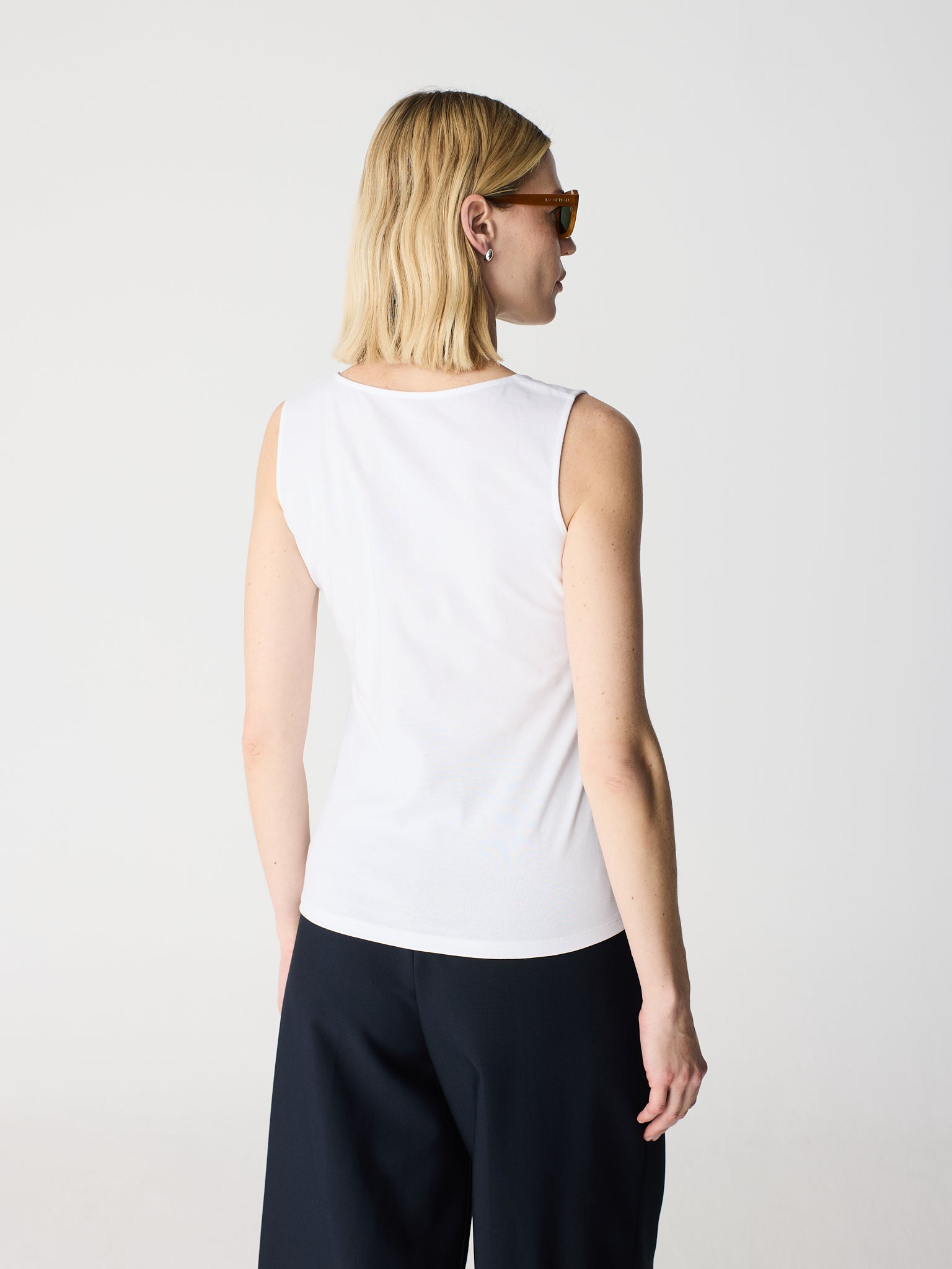Camiseta sin mangas con detalle de tachuelas alrededor del escote