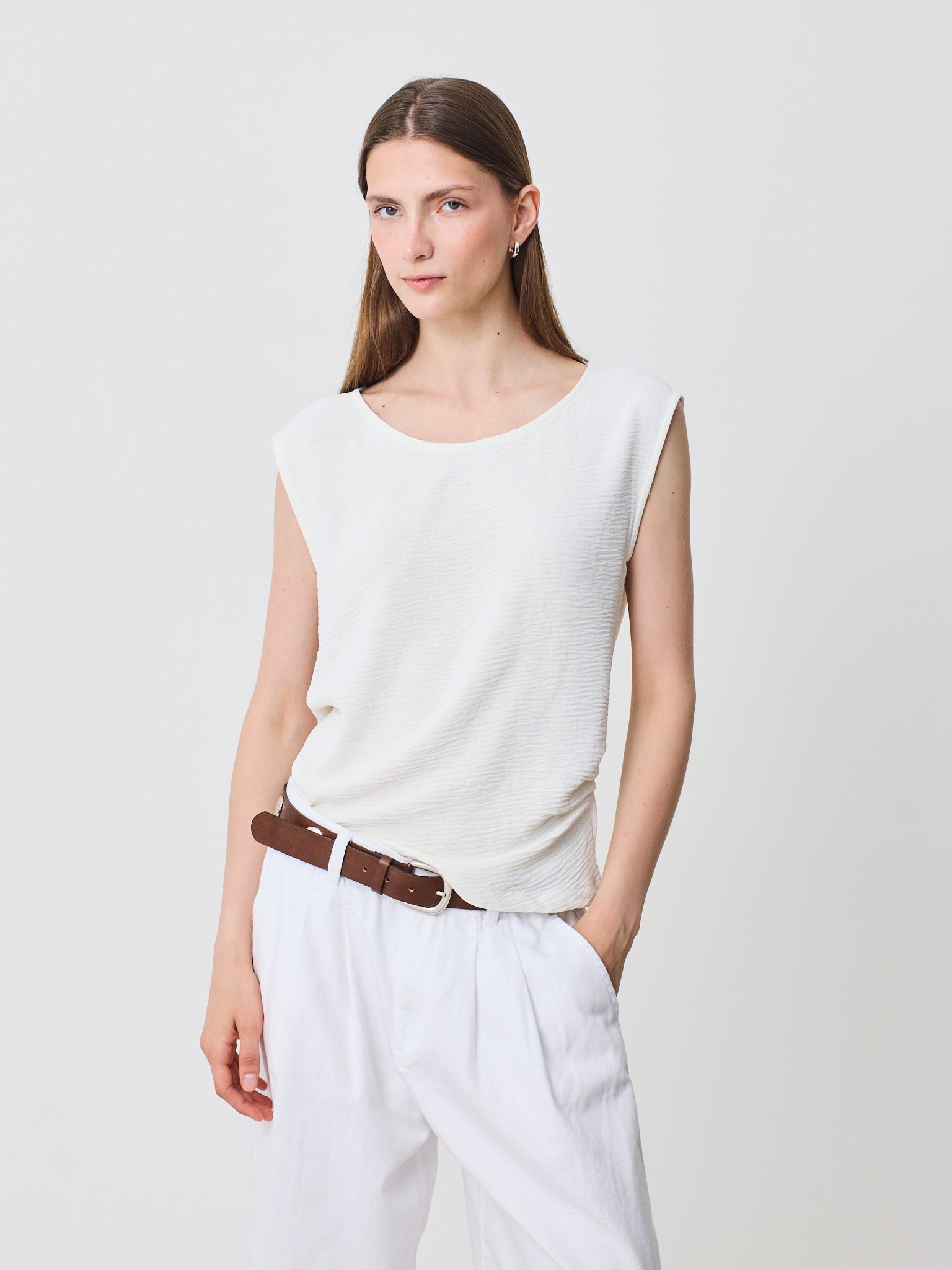 Blusa cuello redondo abierto sin mangas