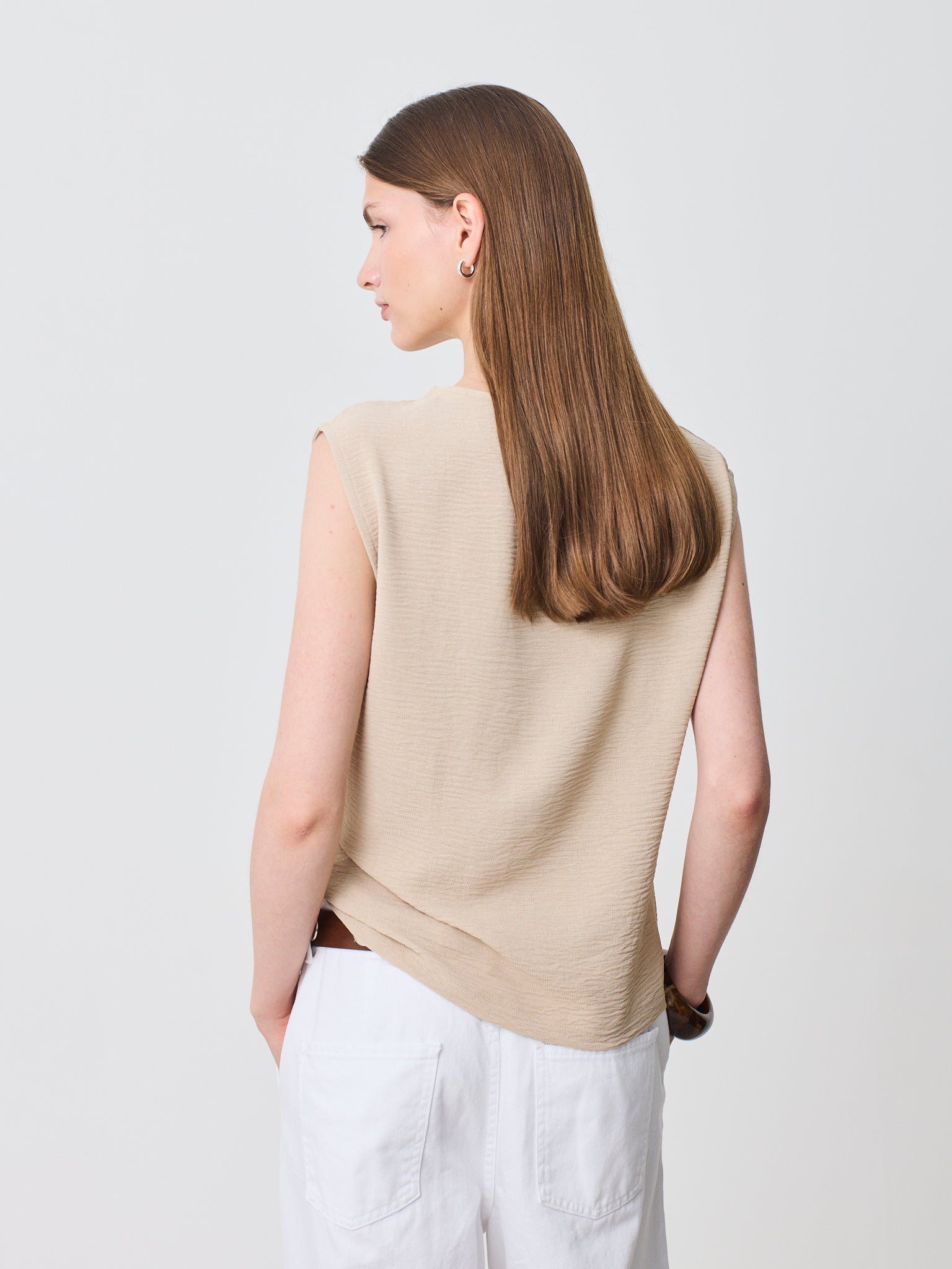 Blusa cuello redondo abierto sin mangas