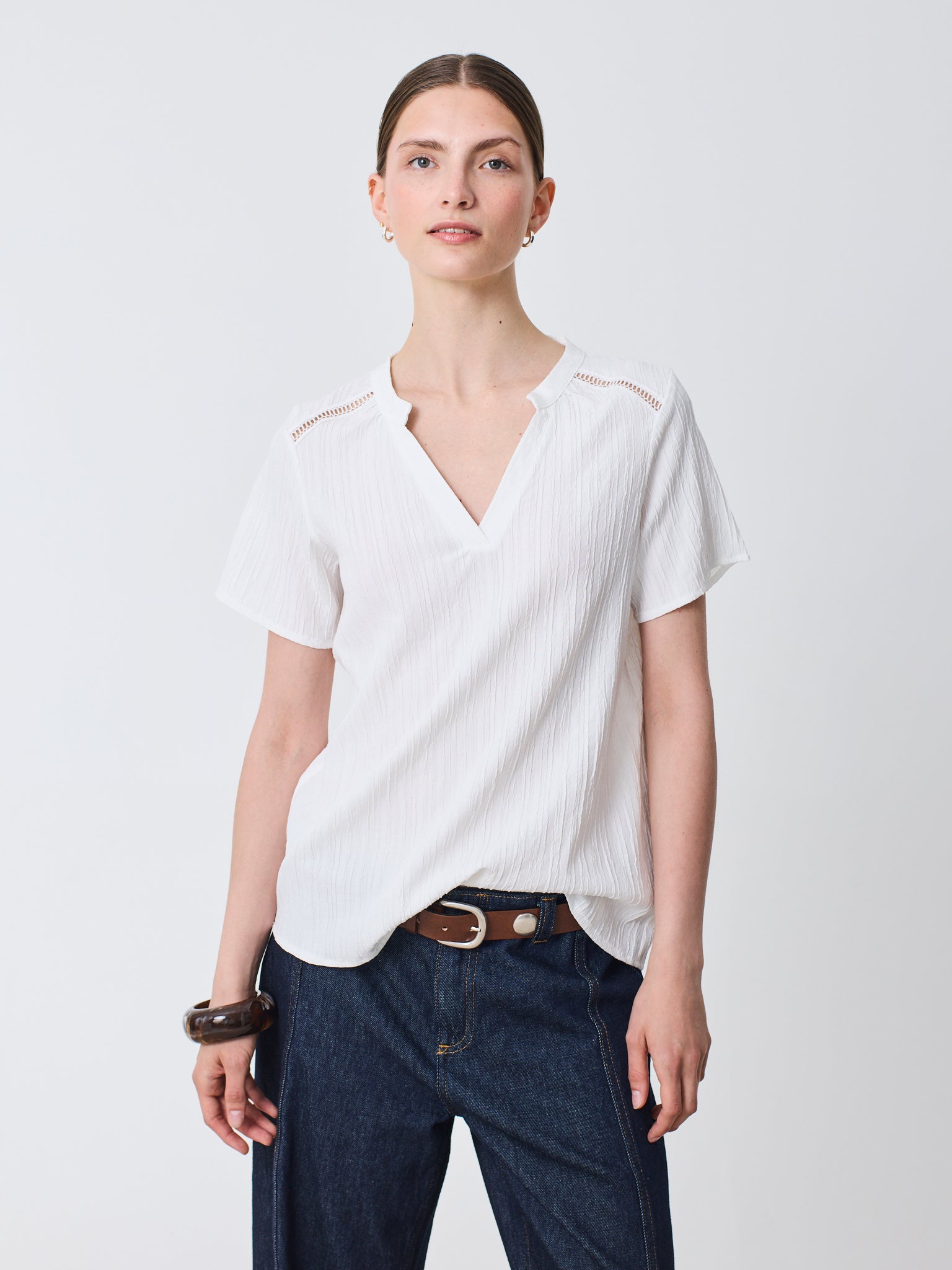 Blusa cuello pico con calados en los hombros