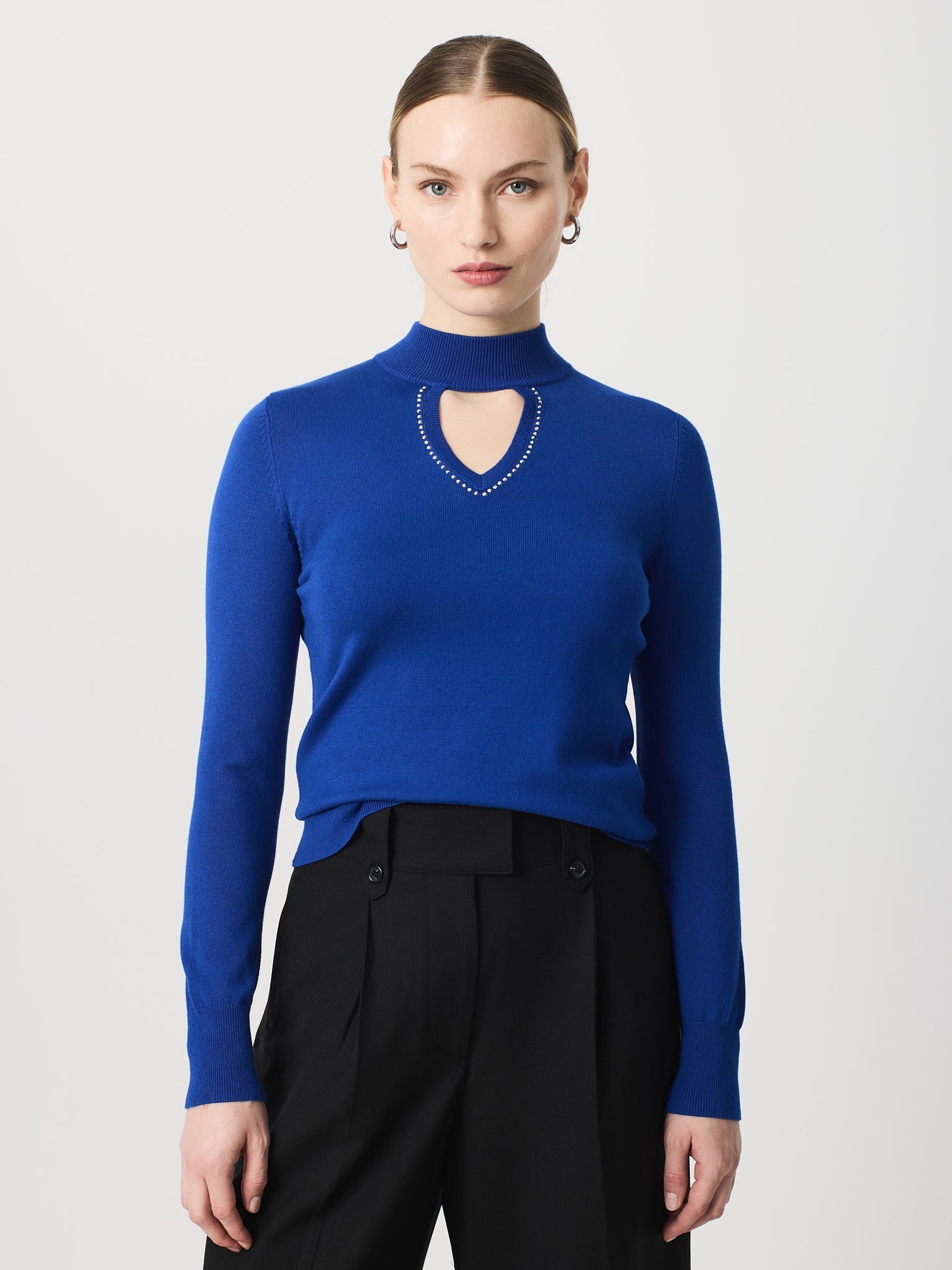 Jersey cuello perkins y detalle de hotfits alrededor