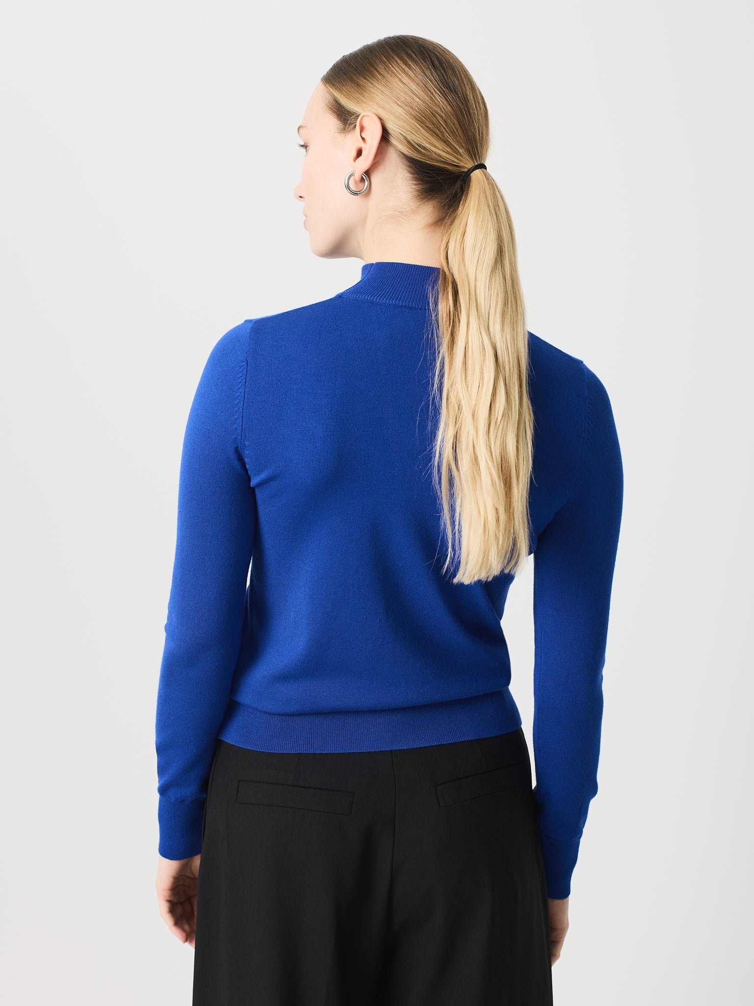 Jersey cuello perkins y detalle de hotfits alrededor