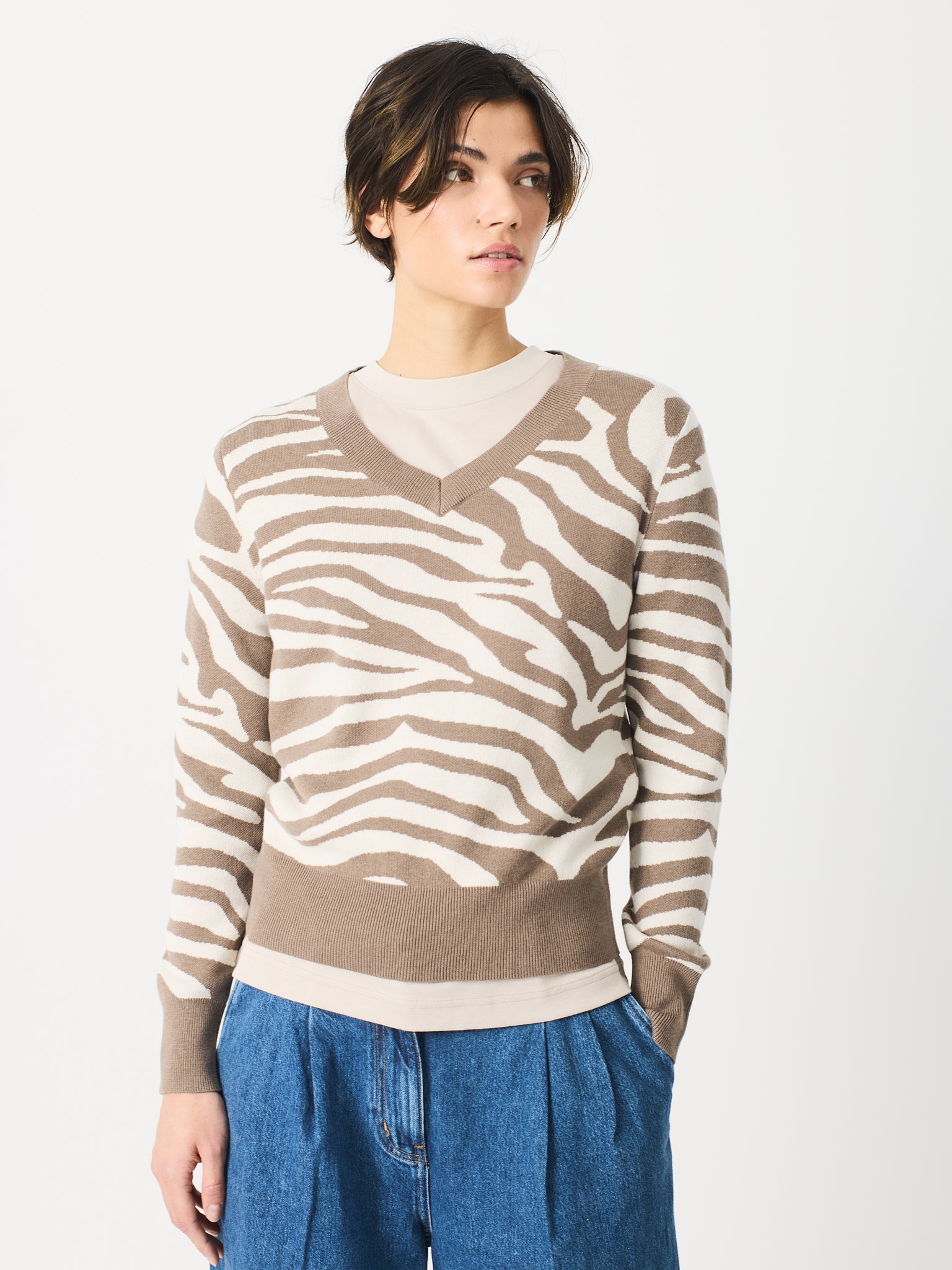 Jersey con jacquard de cebra cuello pico
