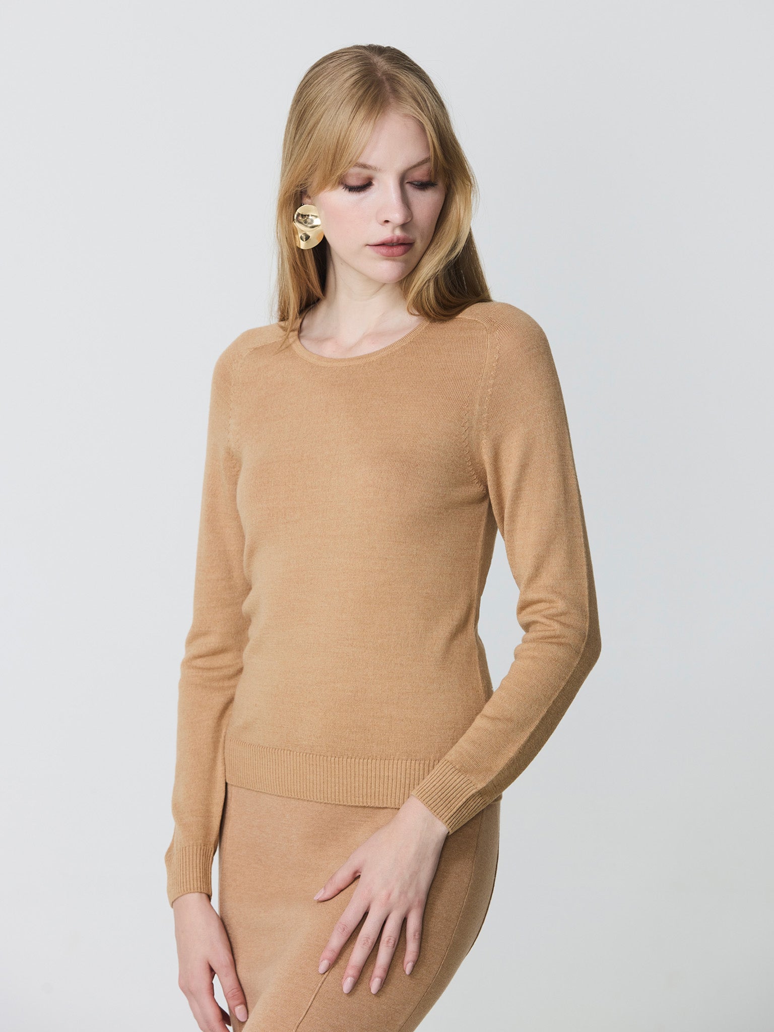 Round neck sweater