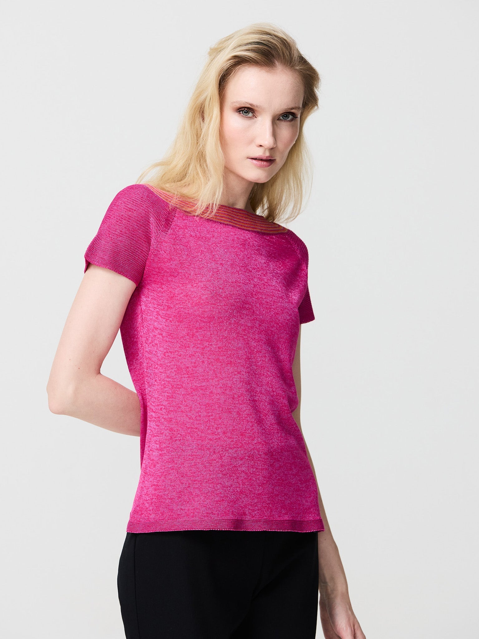 Short-sleeved shiny neckline jersey