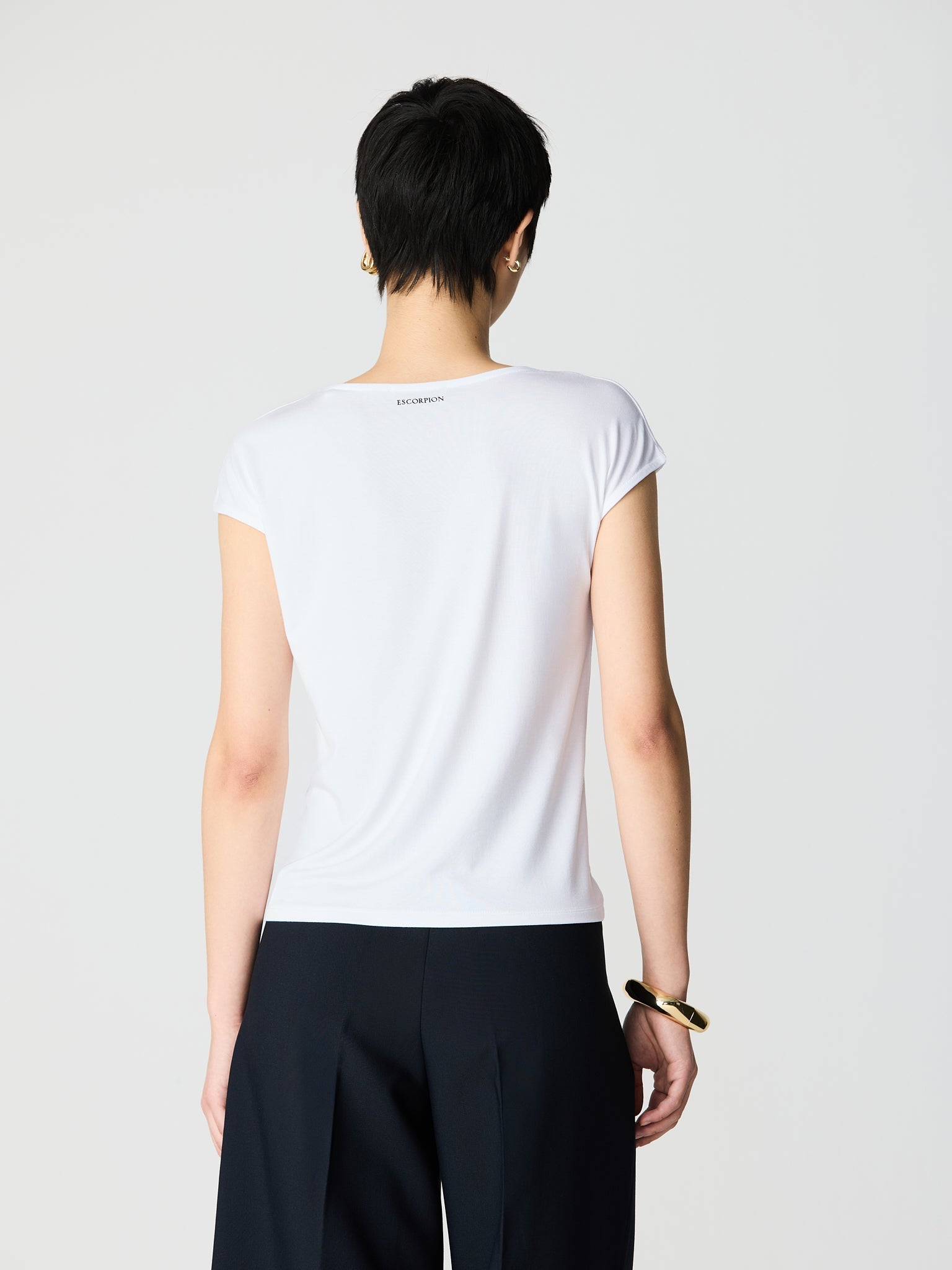 Sleeveless T-shirt with drop-shaped opening