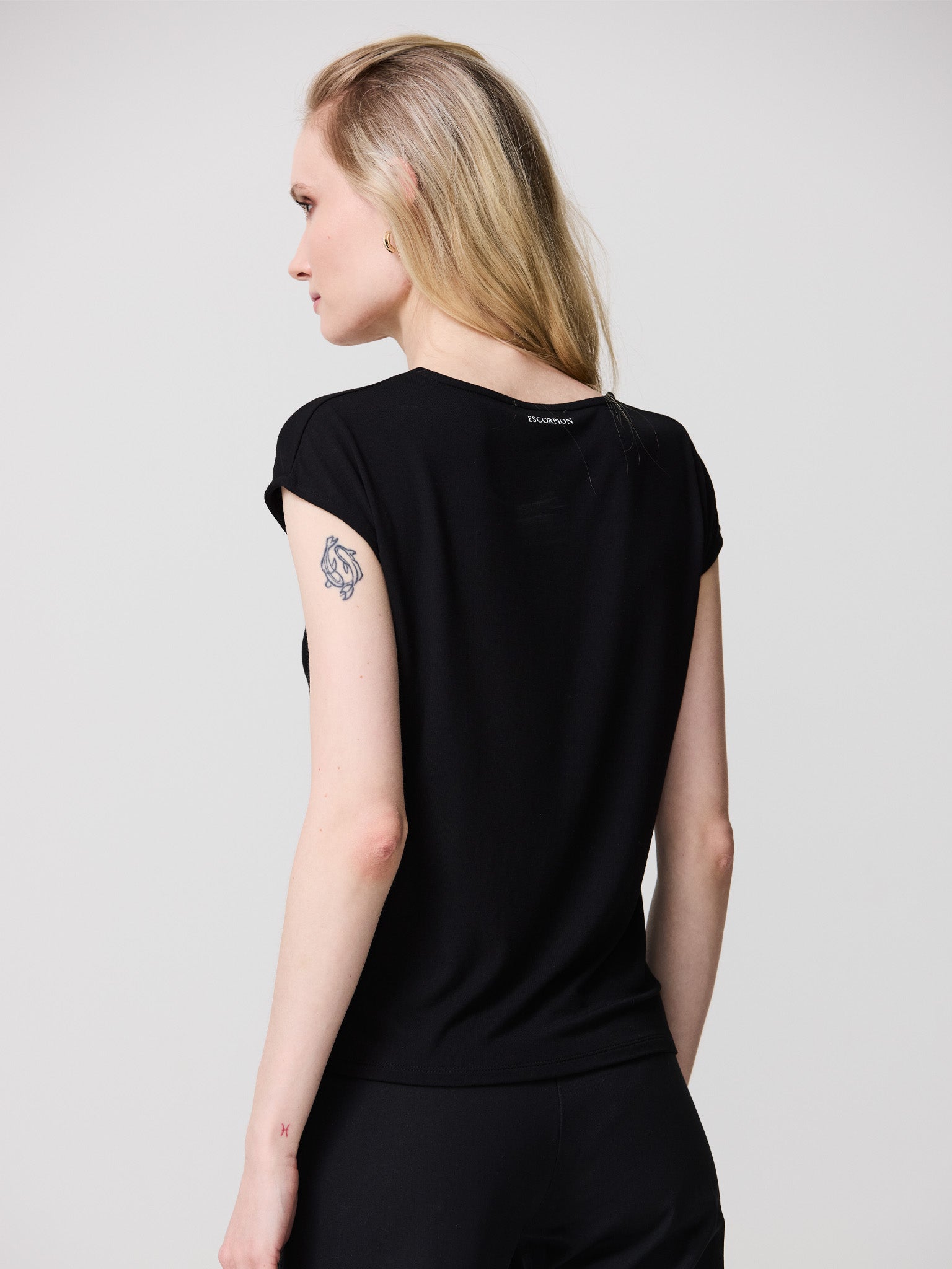 Sleeveless T-shirt with drop-shaped opening