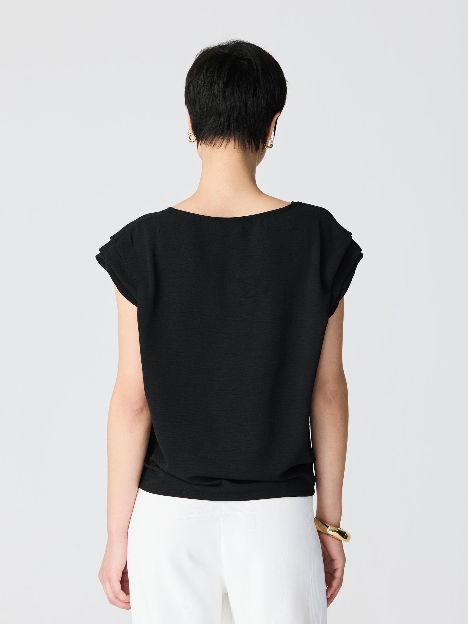 Blusa con detalles dorados cuello pico