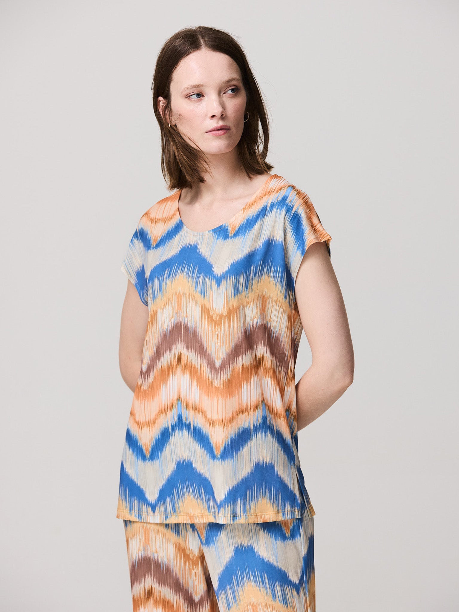 Zigzag print t-shirt with open round neck