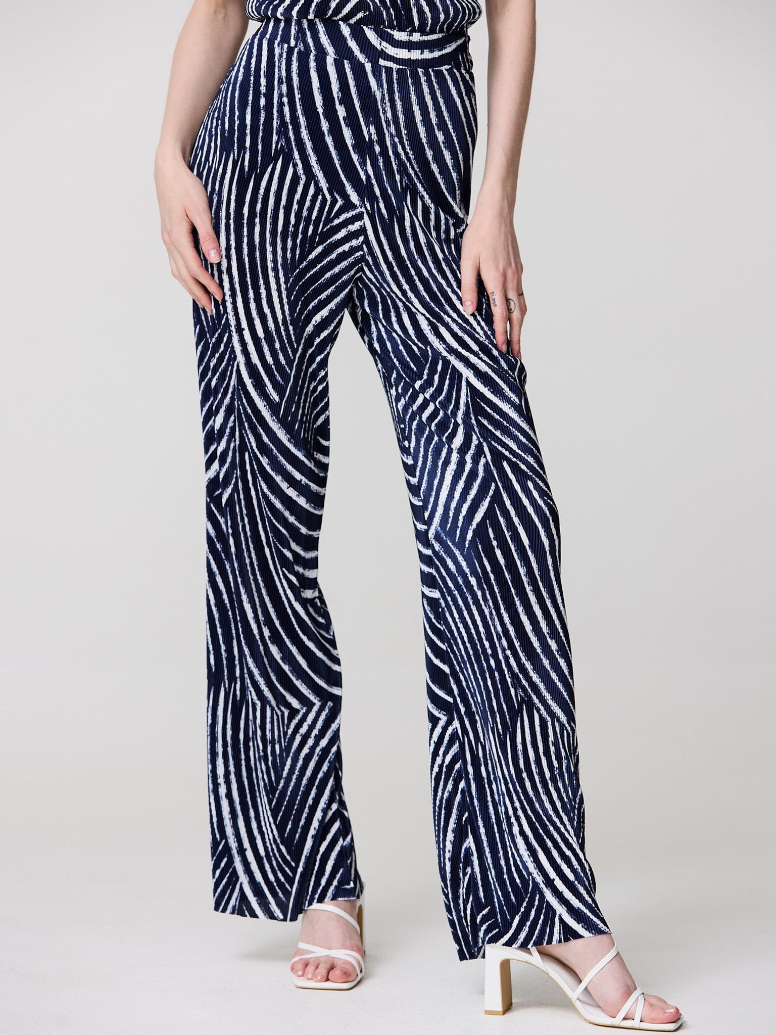 Wide pleated trousers