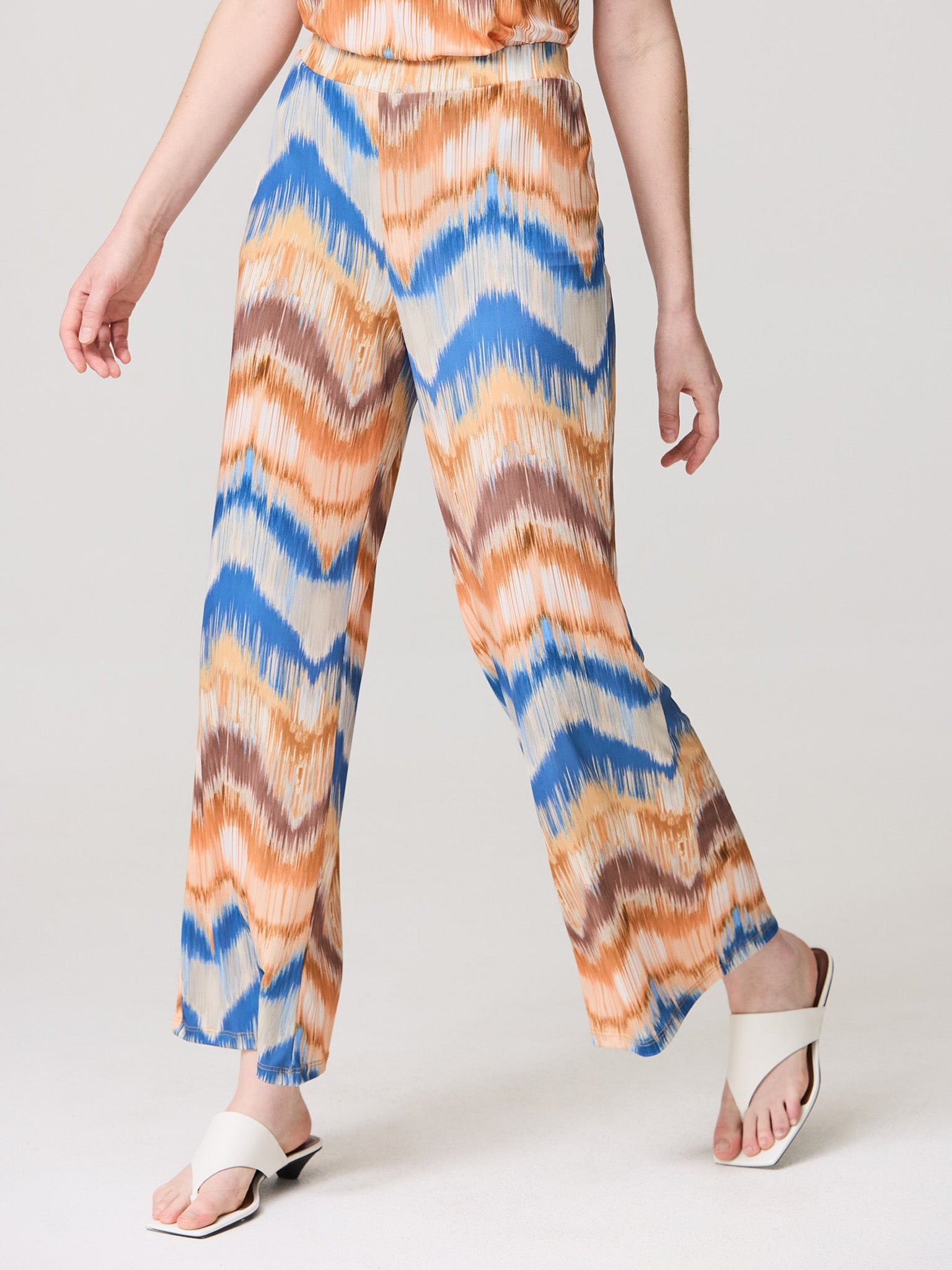 Wide leg trousers with zig-zag print