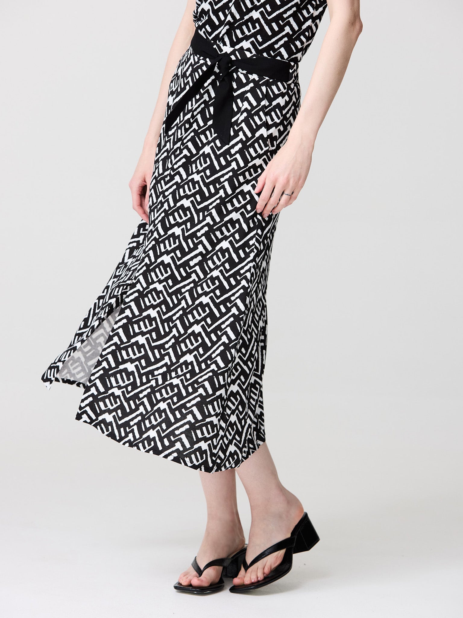 Geometric print skirt with bow at waist