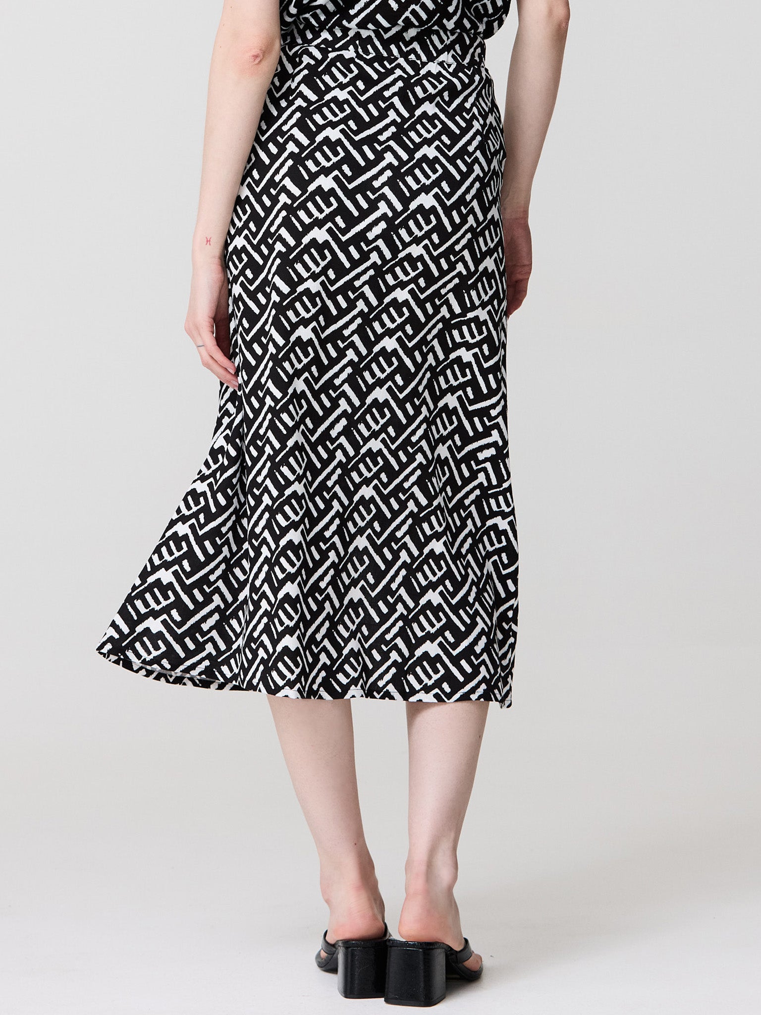 Geometric print skirt with bow at waist