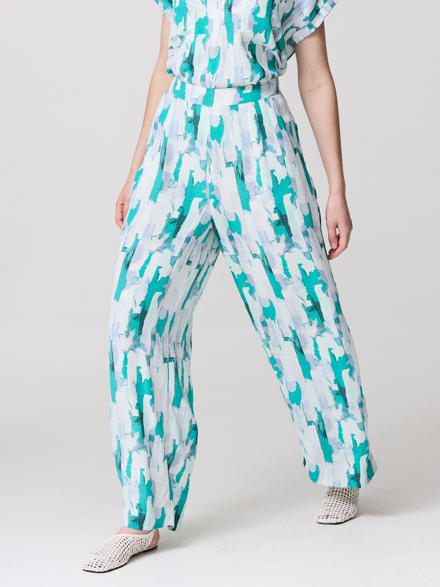 Pantalon ancho con estampado organico