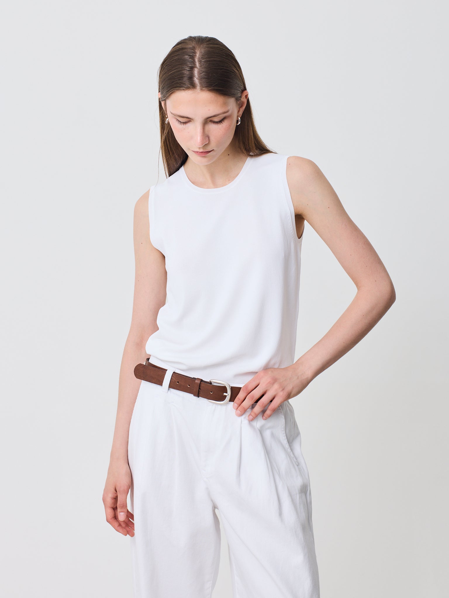 Top sin magas y cuello redondo de diseño minimalista y elegante