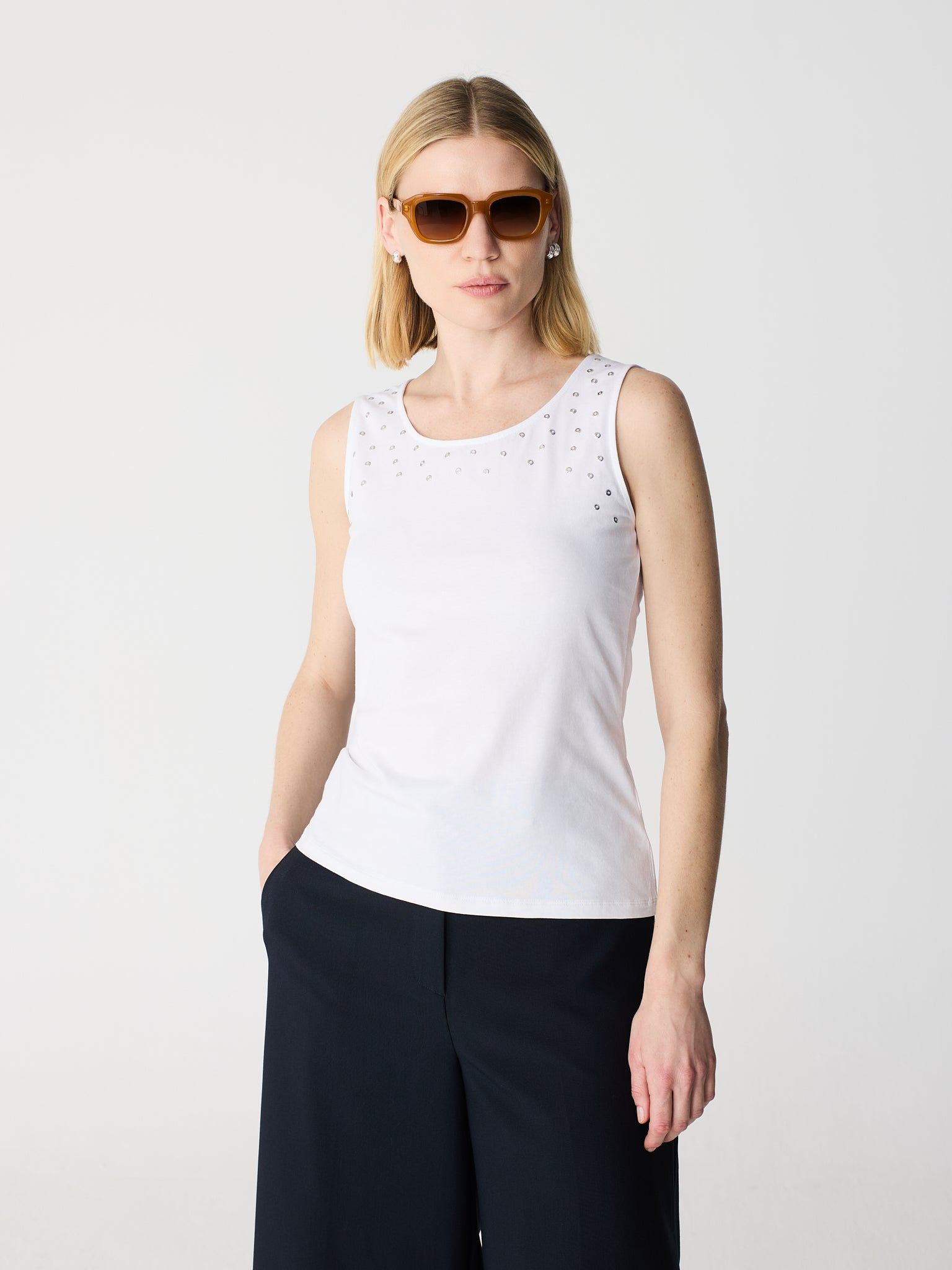 Camiseta sin mangas con detalle de tachuelas alrededor del escote