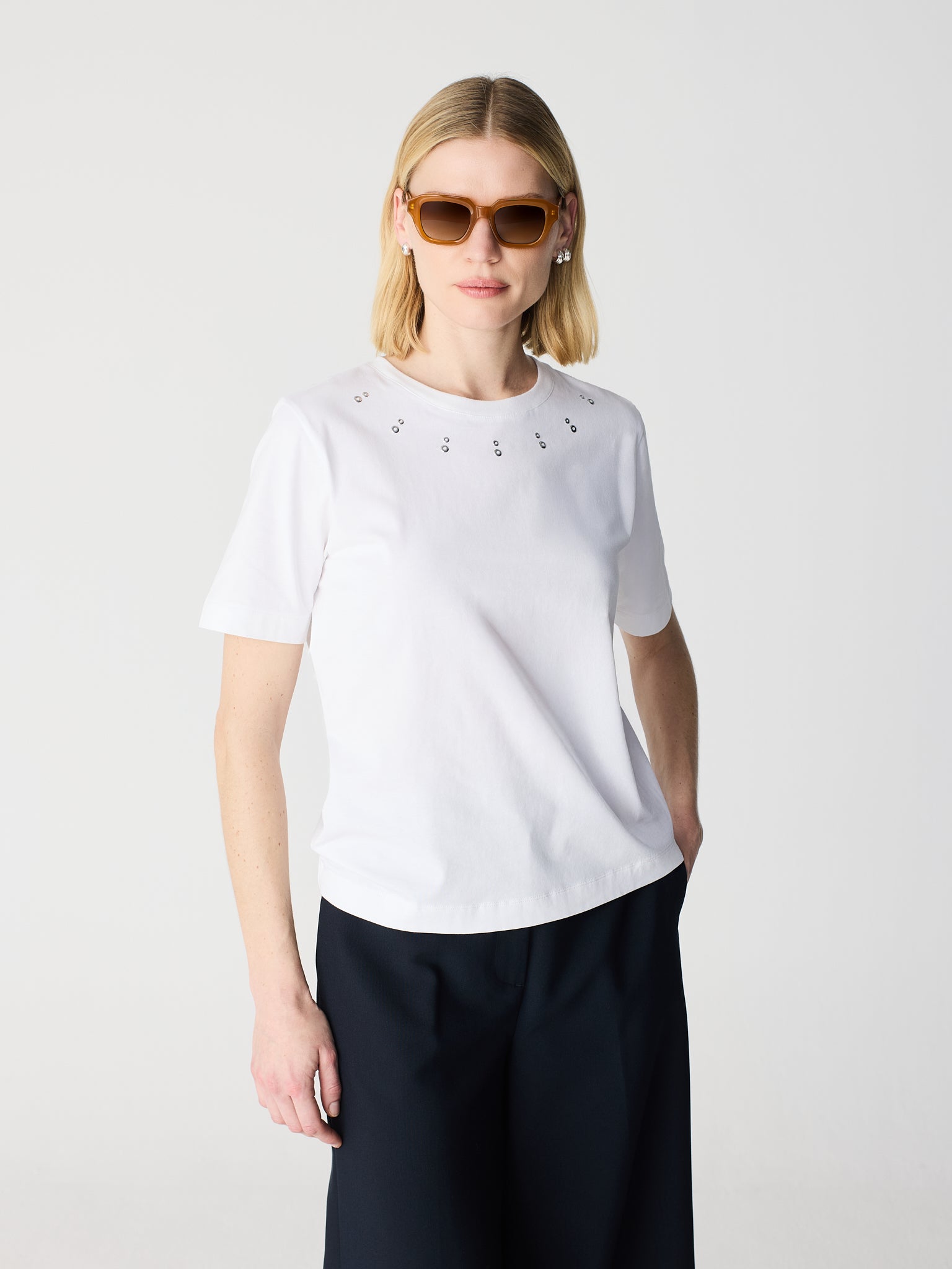 Camiseta manga corta con tachuelas en el escote