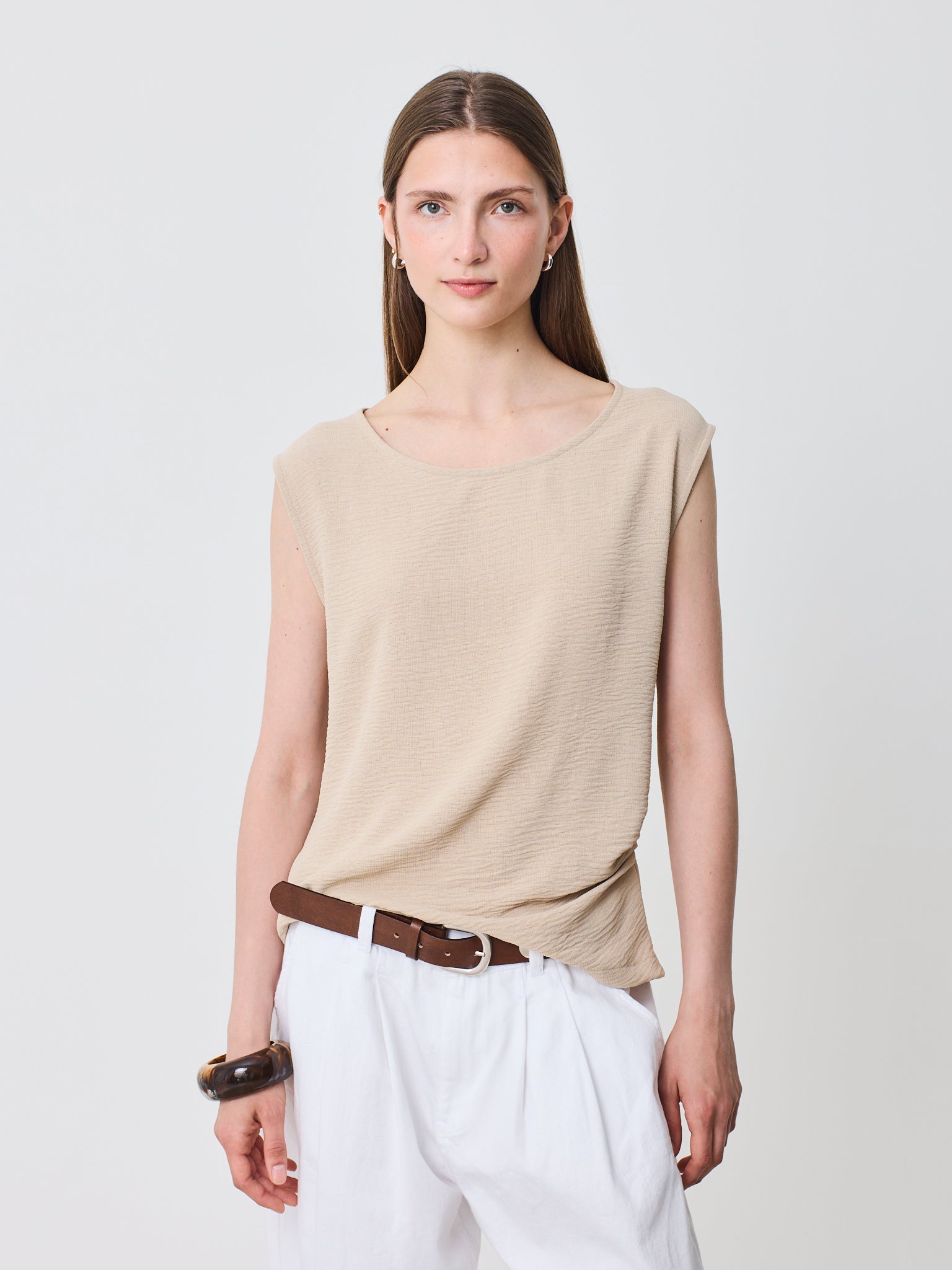 Blusa cuello redondo abierto sin mangas