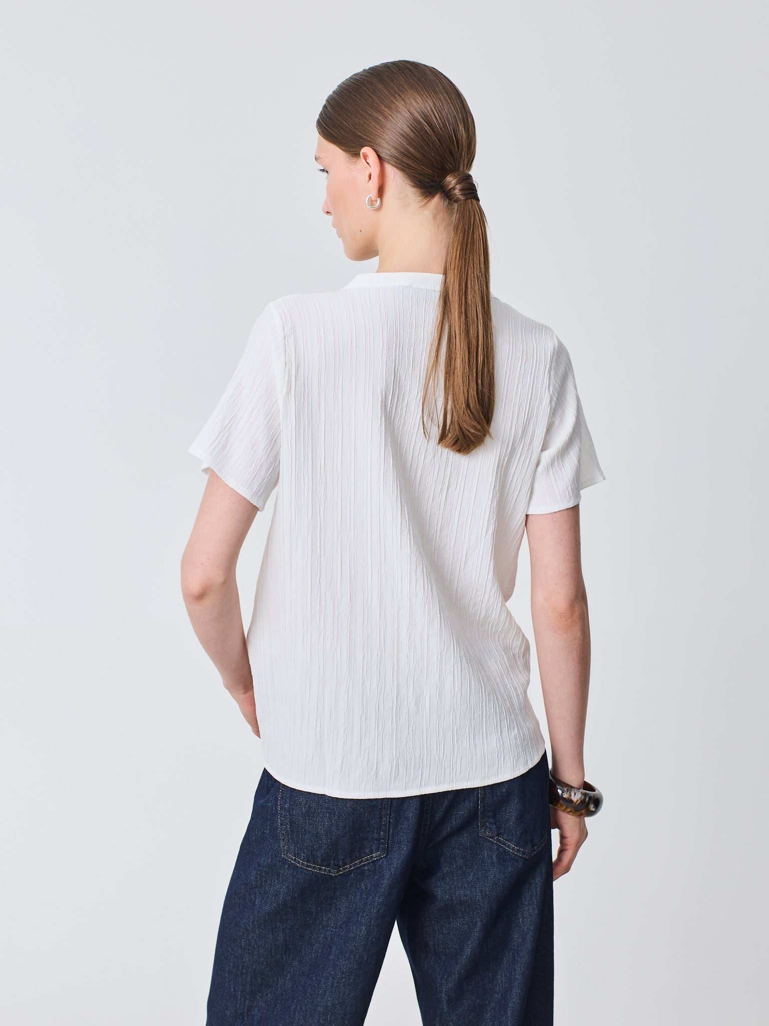 Blusa cuello pico con calados en los hombros