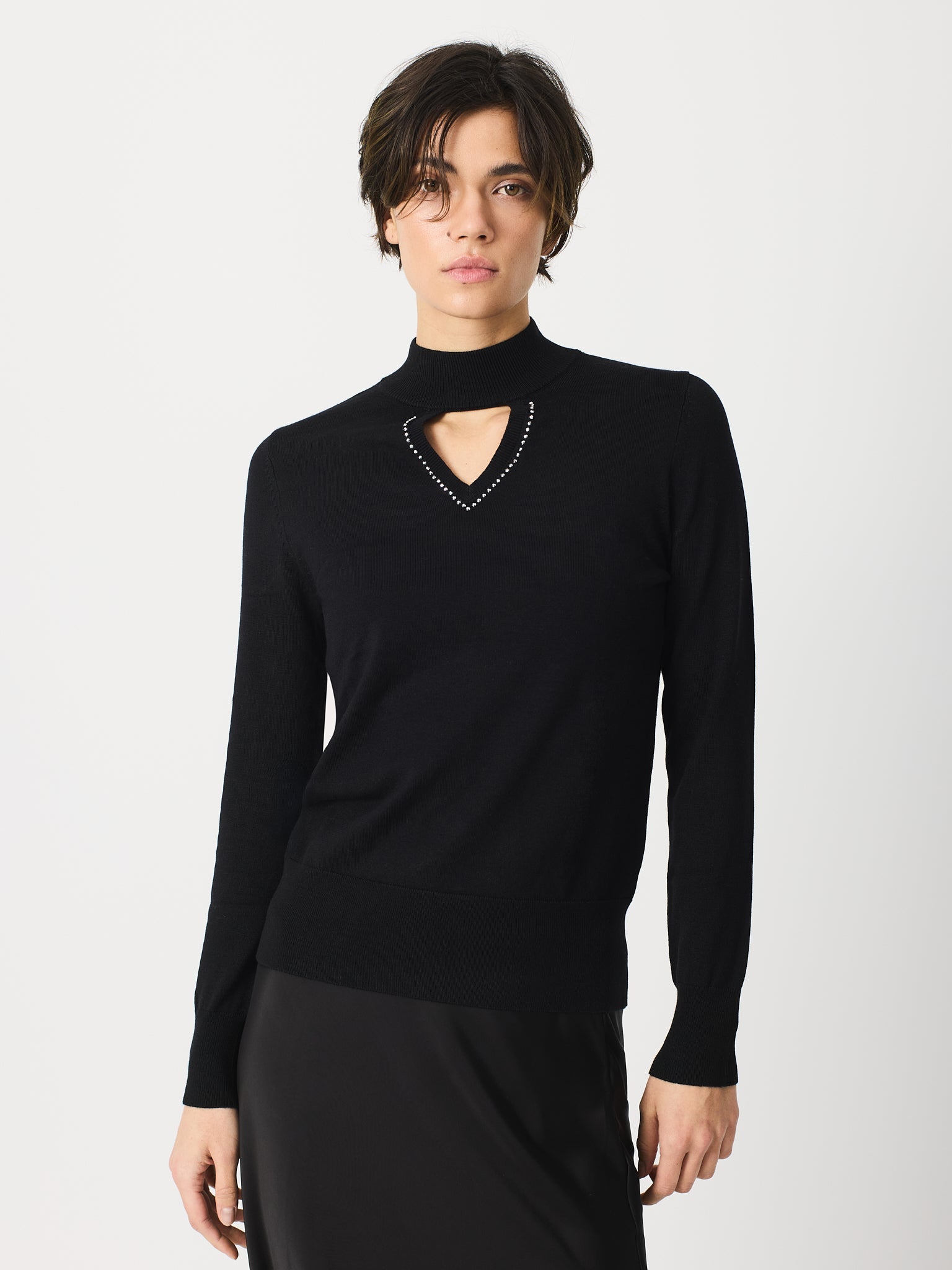 Jersey cuello perkins y detalle de hotfits alrededor