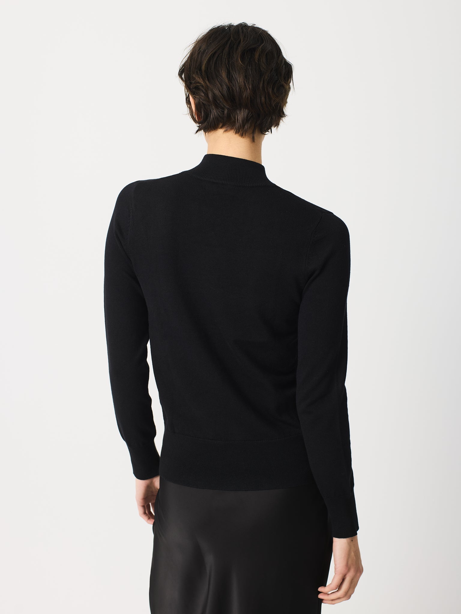 Jersey cuello perkins y detalle de hotfits alrededor