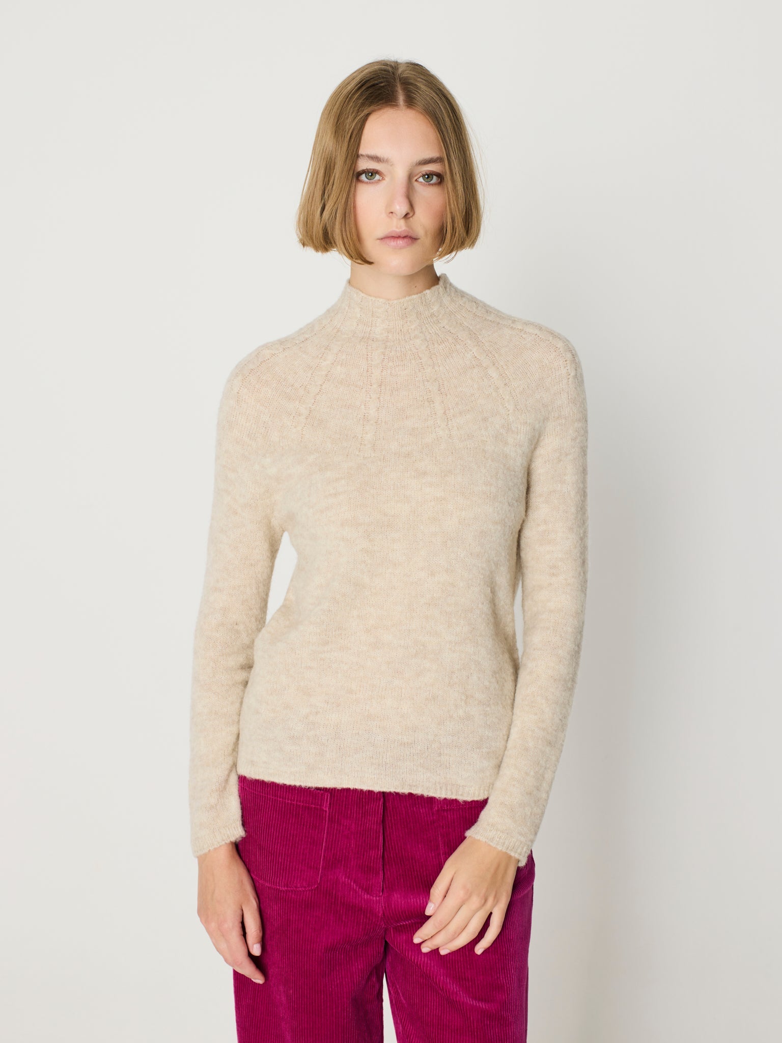 Jersey de cuello cisne con trenzas
