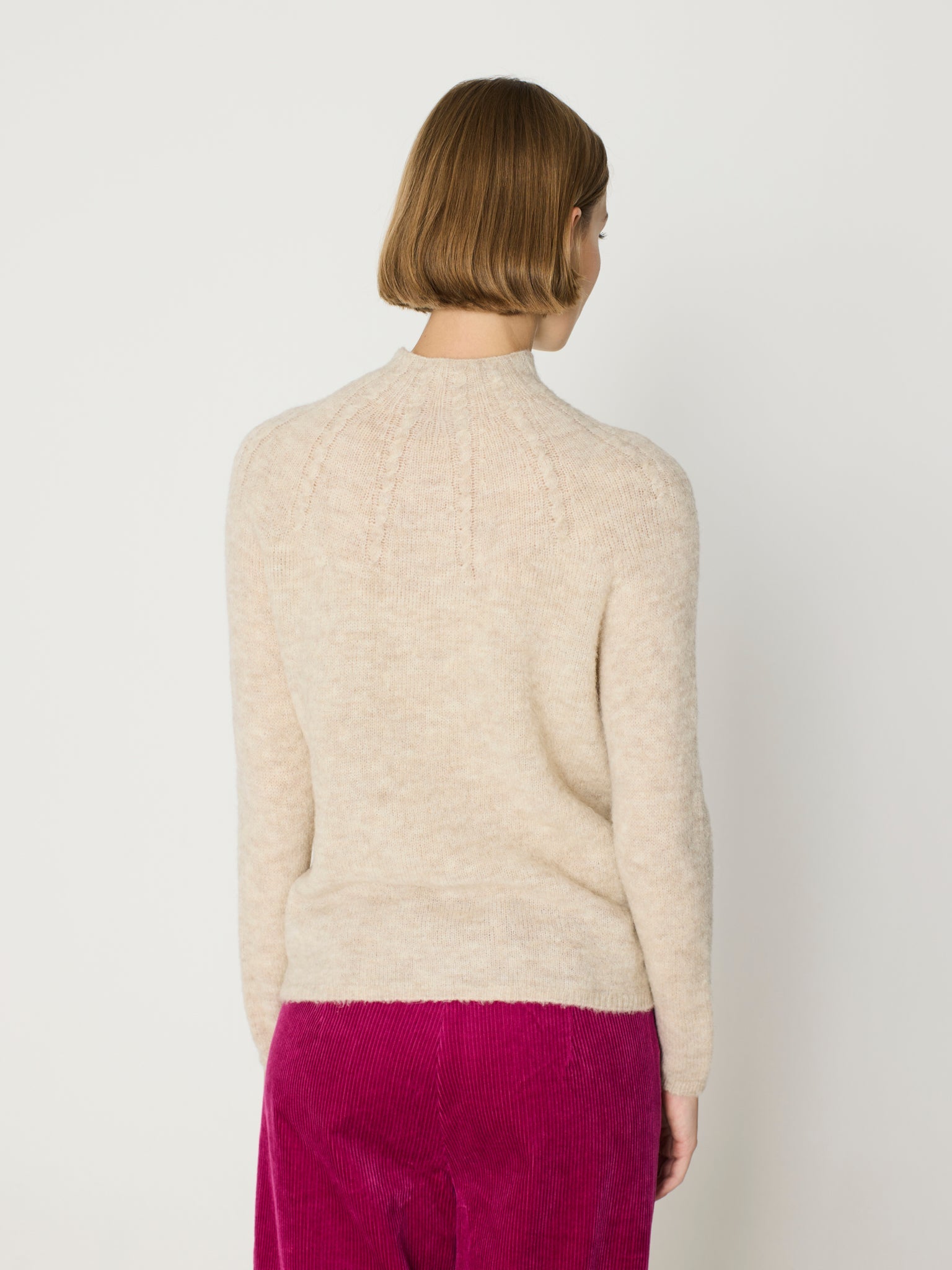 Jersey de cuello cisne con trenzas