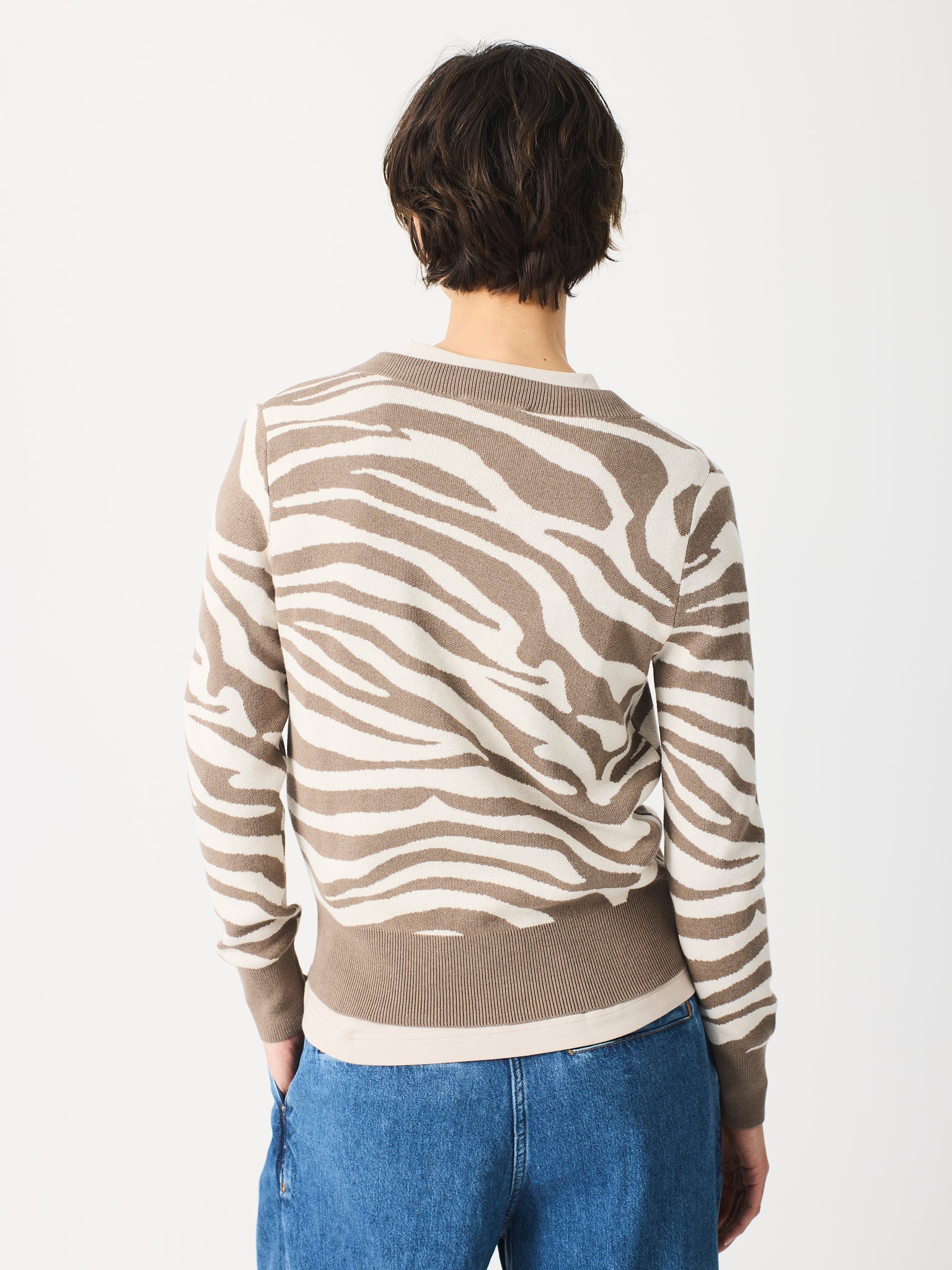 Jersey con jacquard de cebra cuello pico